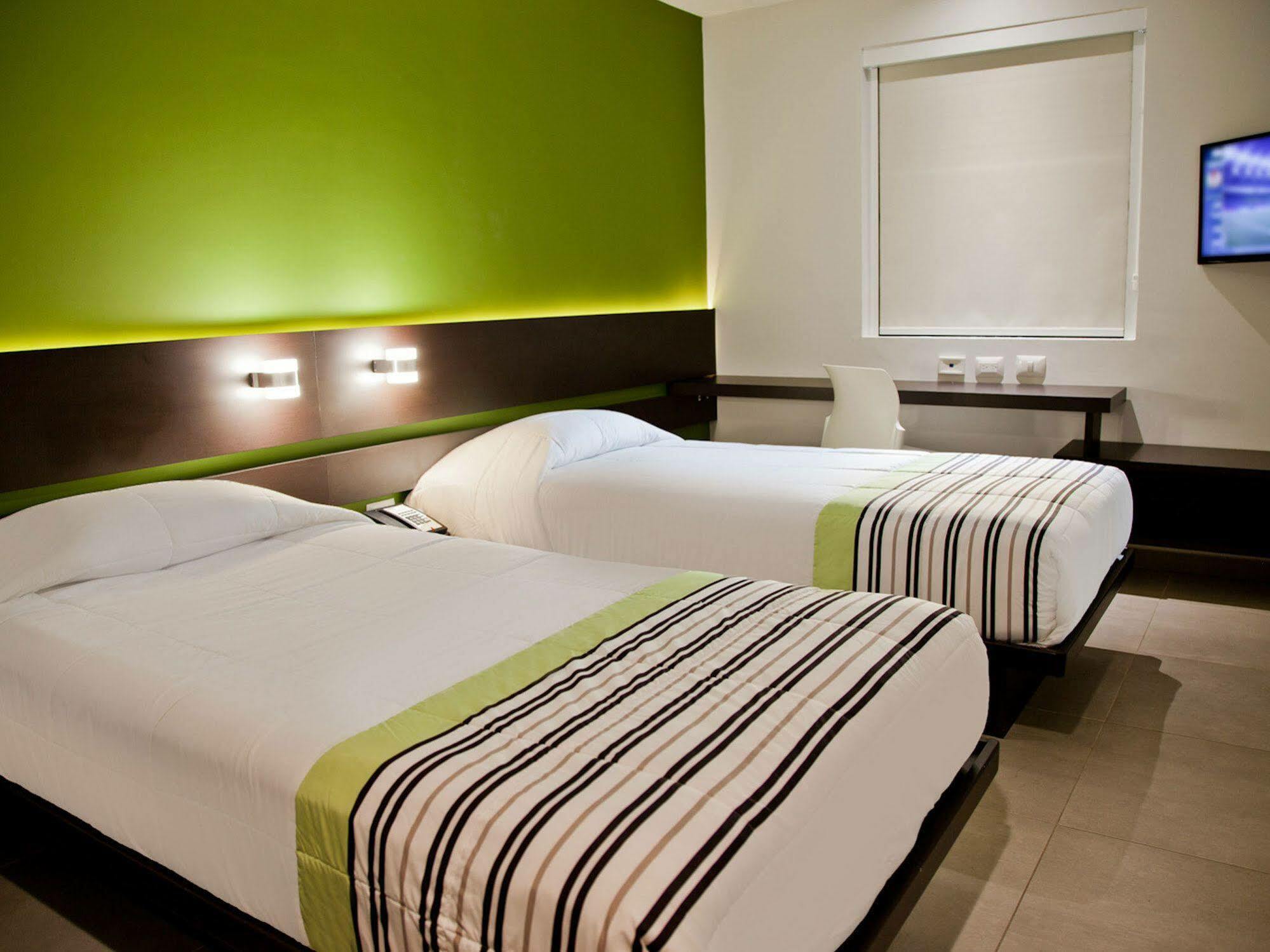 City Express Junior By Marriott Toluca Zona Industrial Exterior foto